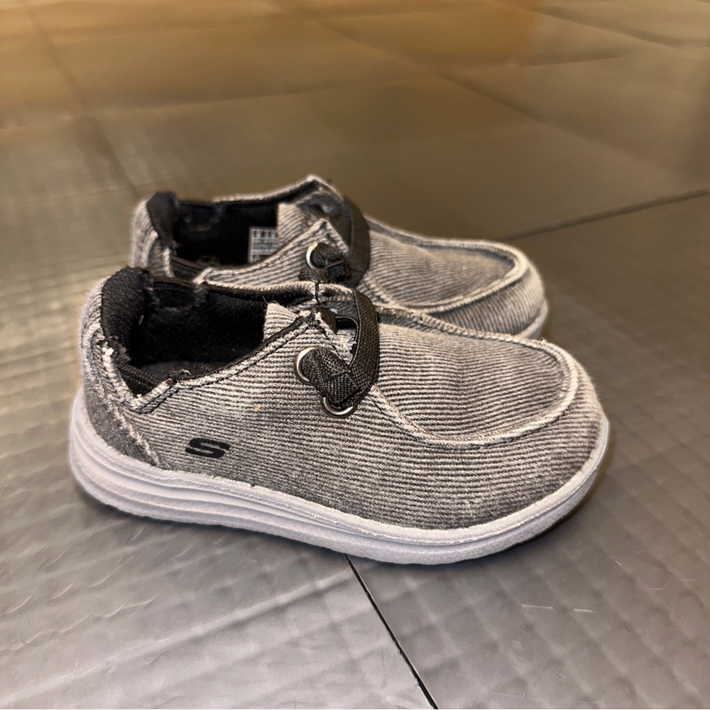 SKETCHERS TODDLER SIZE 6 GRAY SLIP ON LOAFER SHOE